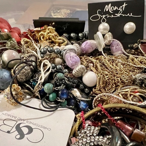 3 LB Vintage Estate Costume Jewelry lots~ Signed And Unsigned mostly Wearable - Picture 4 of 11